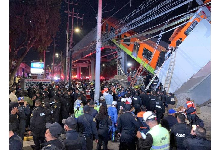 Надлез в Мексико сити рухна върху коли, докато преминава метровлак Надлез в Мексико сити рухна върху коли, докато преминава метровлак